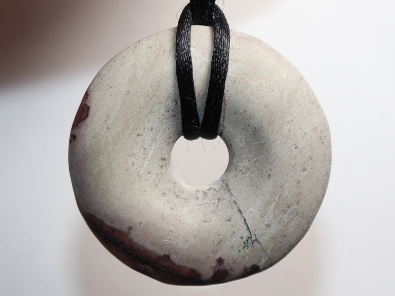 Porzellanit mit Band