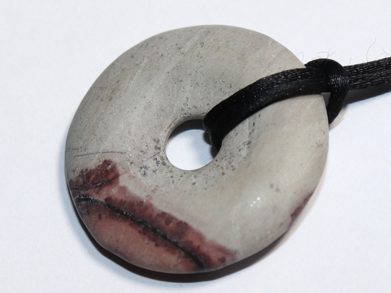 Porzellanit mit Band