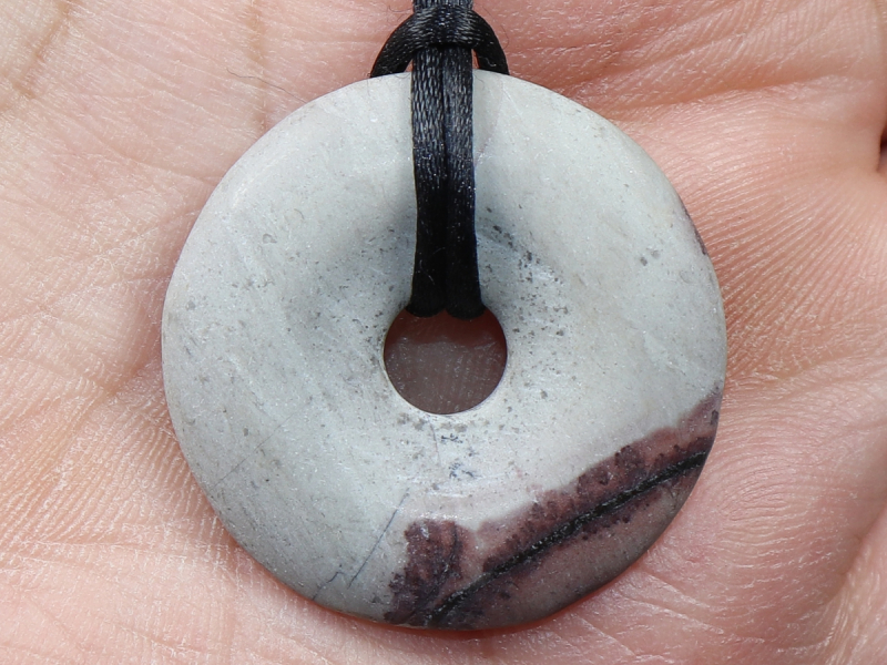 Porzellanit mit Band