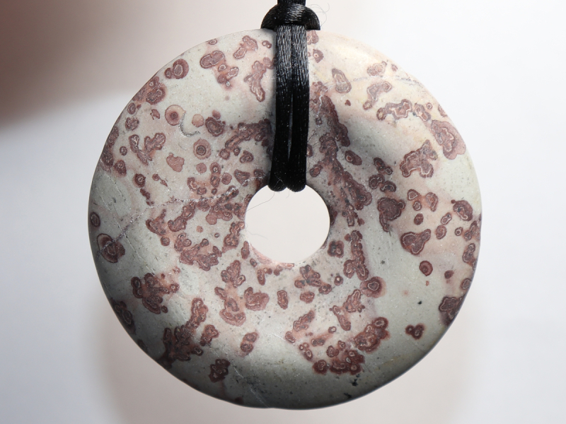 Porzellanit mit Band