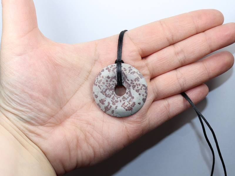 Porzellanit mit Band