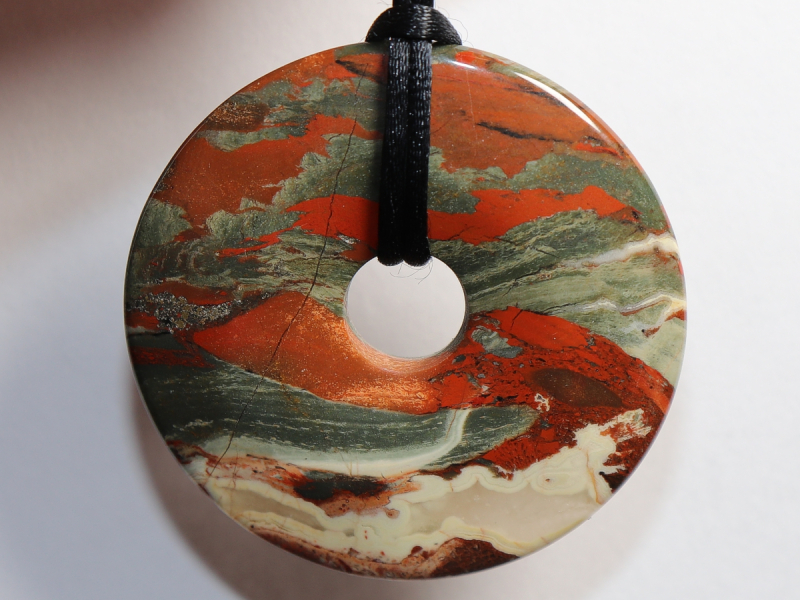 Vulkanjaspis mit Band