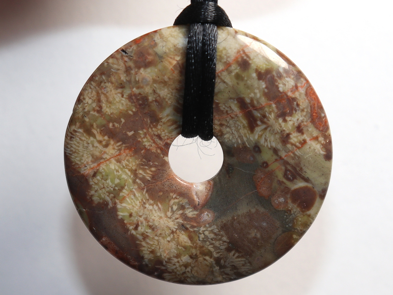 Korallenjaspis mit Band