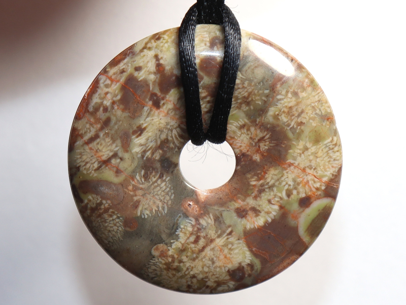 Korallenjaspis mit Band