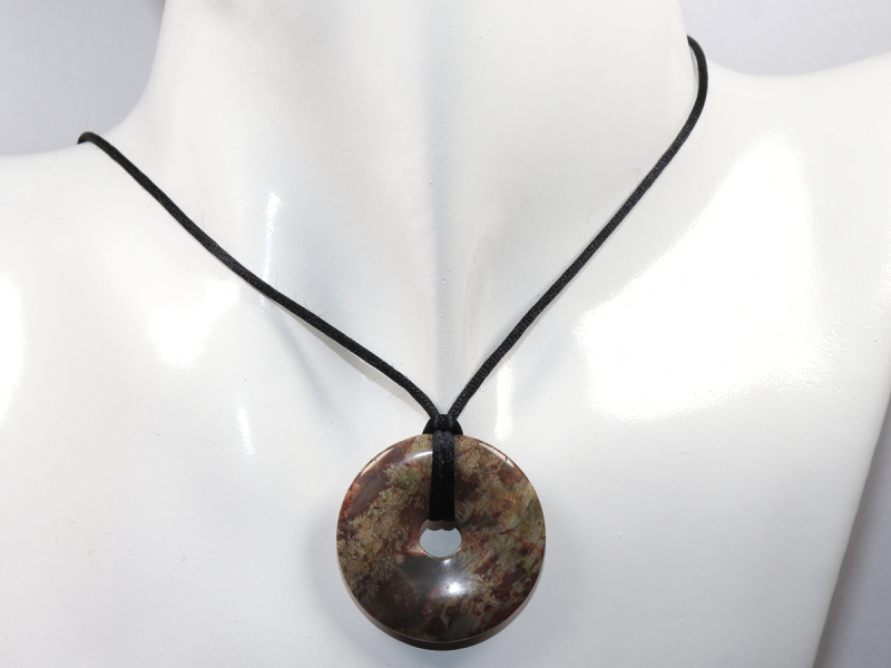 Korallenjaspis mit Band