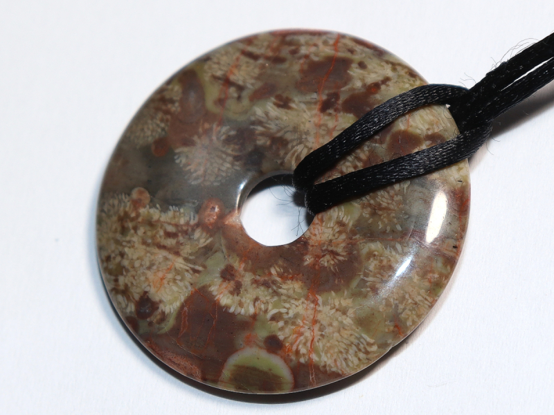 Korallenjaspis mit Band