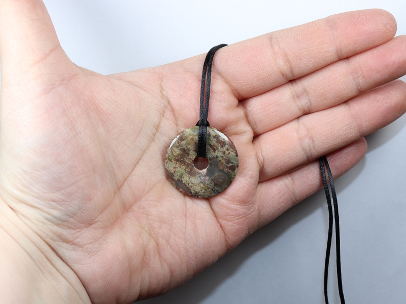 Korallenjaspis mit Band