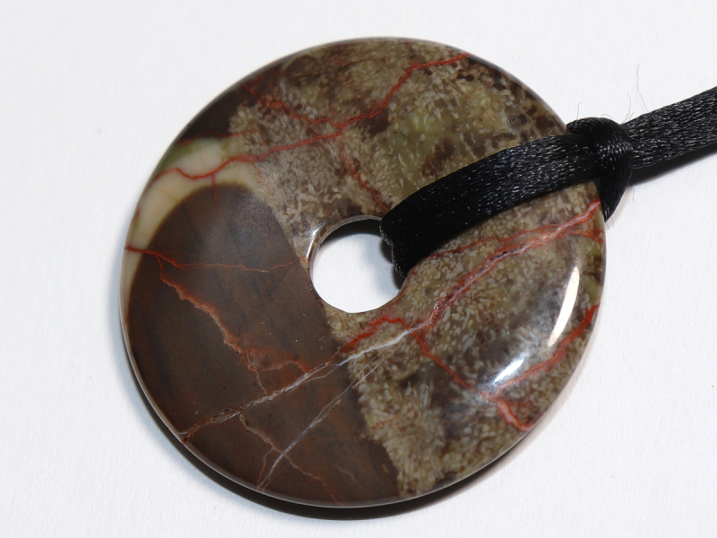 Korallenjaspis mit Band