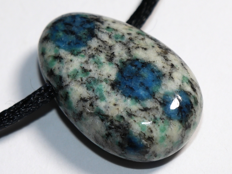 Azurit in Granit mit Band oder Silber 925