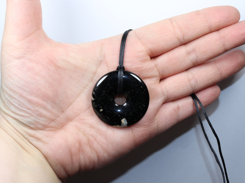 schwarzer Turmalin (Schörl) mit Band