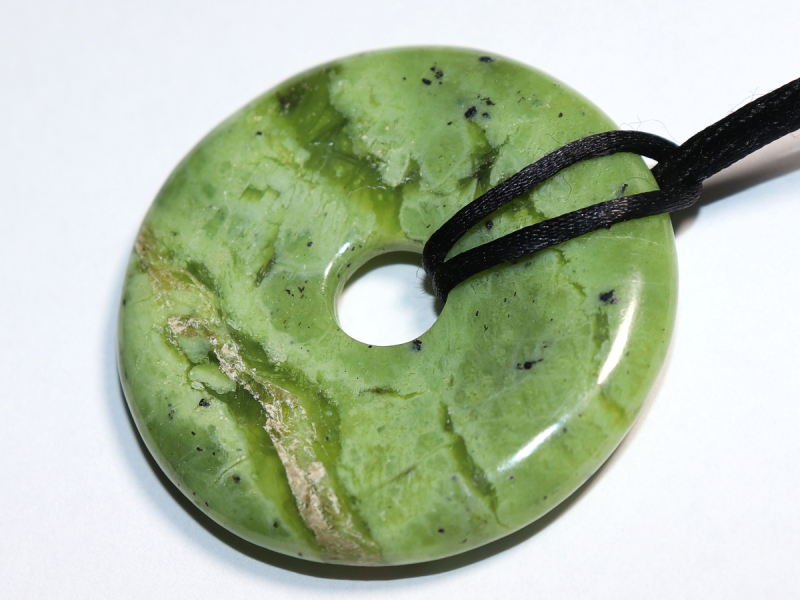 Nephrit mit Band