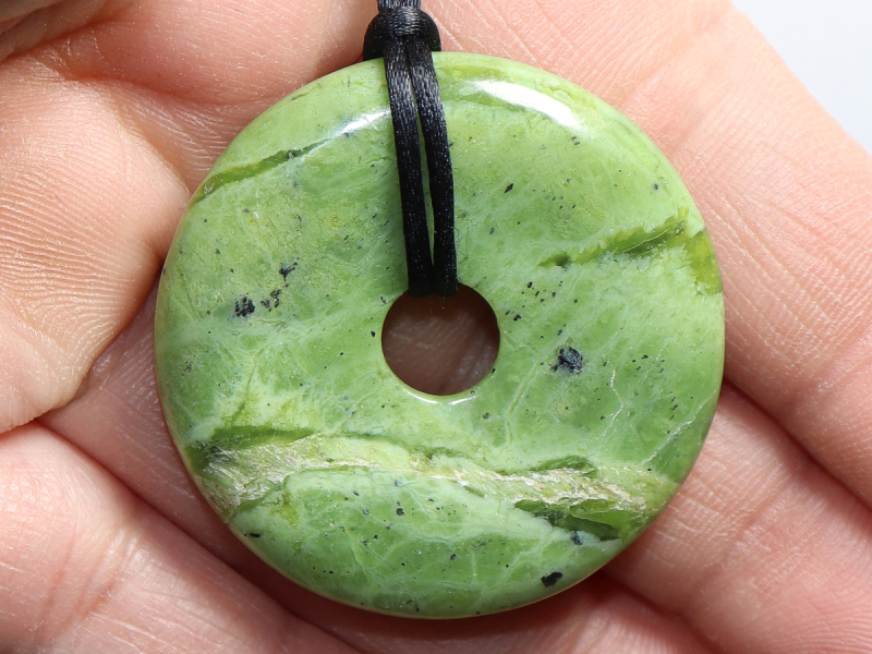 Nephrit mit Band