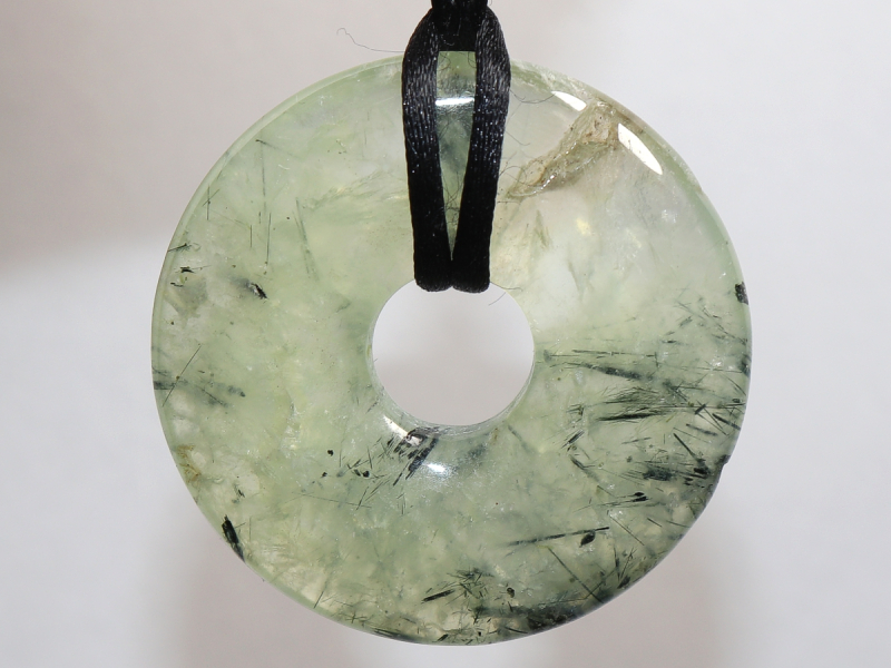 Prehnit mit Epidot mit Band