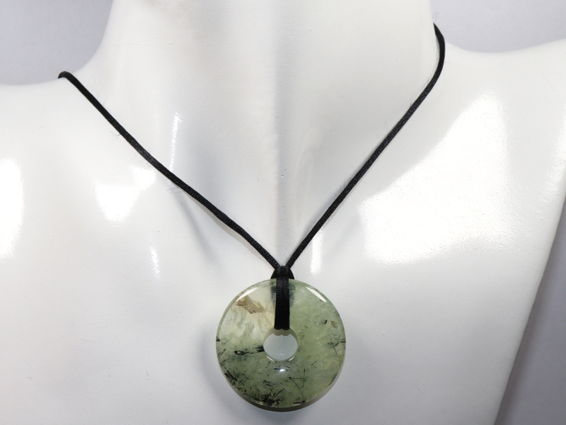 Prehnit mit Epidot mit Band