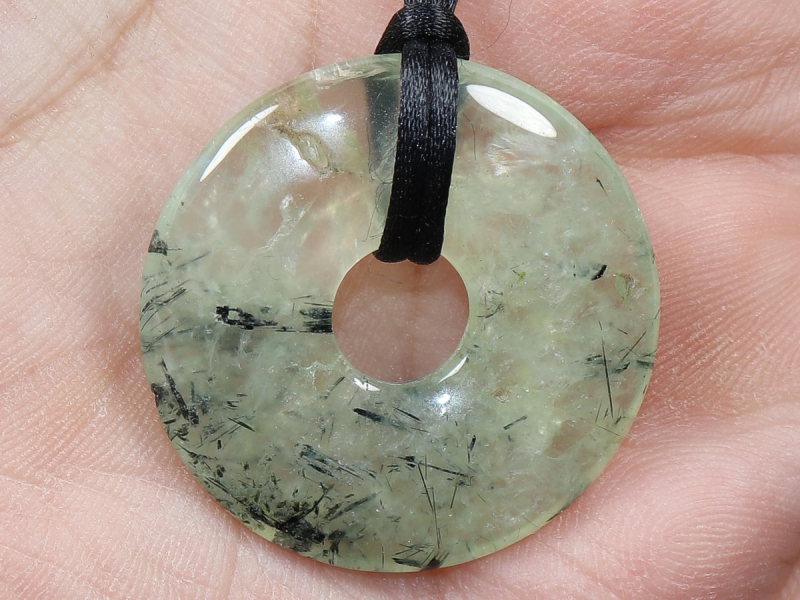 Prehnit mit Epidot mit Band