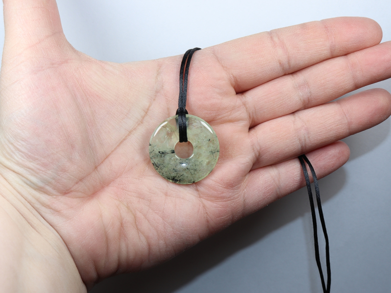 Prehnit mit Epidot mit Band