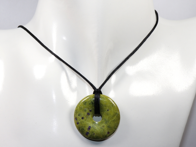 Stichtit in Serpentin mit Band