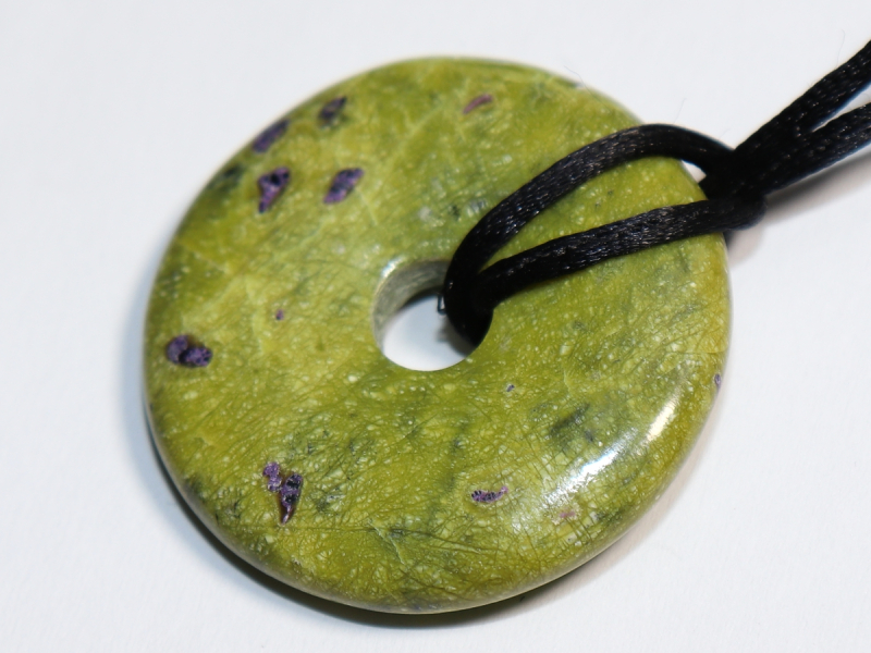 Stichtit in Serpentin mit Band