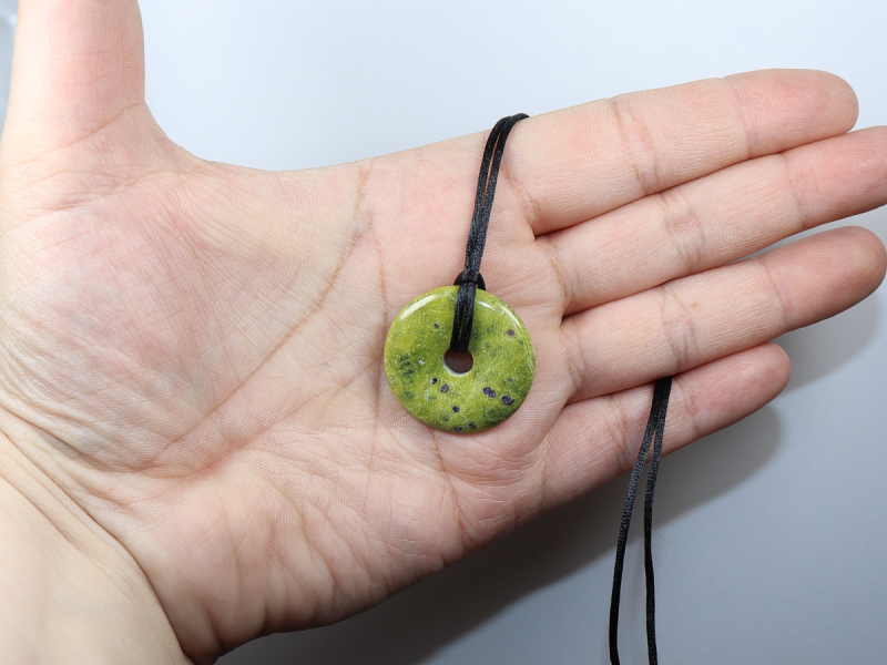 Stichtit in Serpentin mit Band