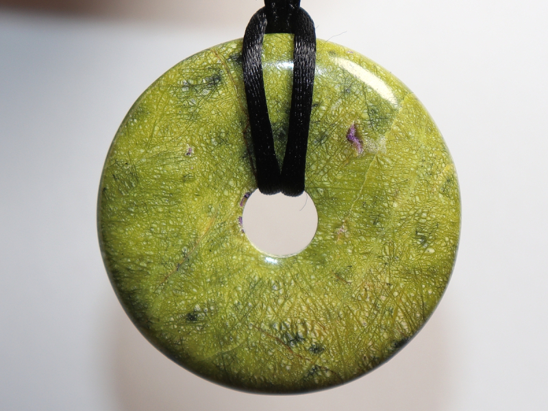 Stichtit in Serpentin mit Band