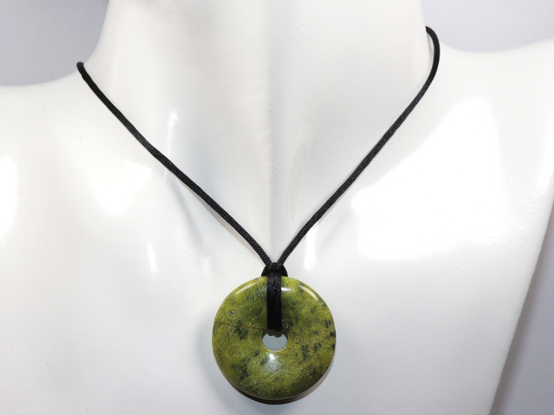 Stichtit in Serpentin mit Band