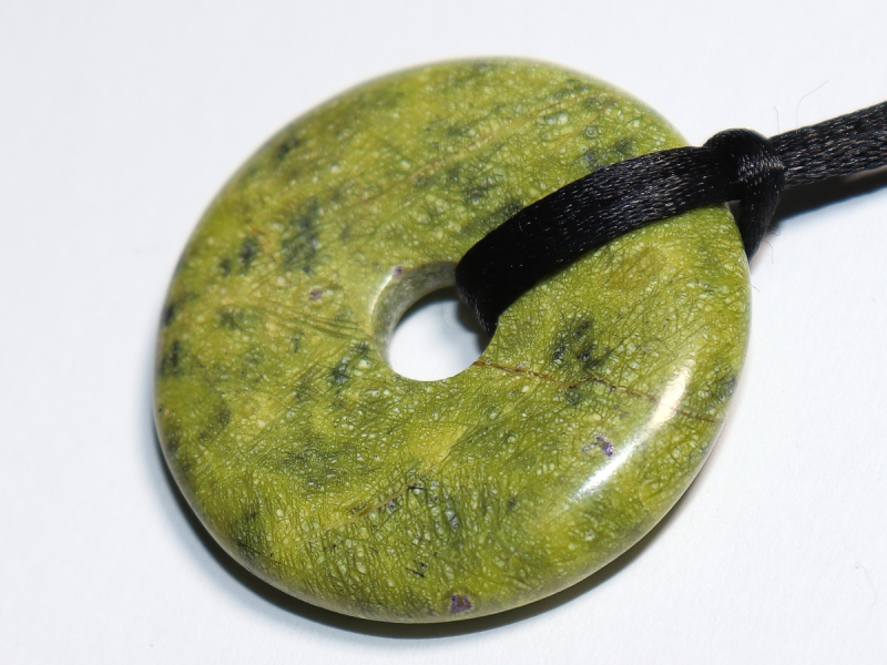 Stichtit in Serpentin mit Band