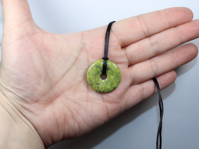 Stichtit in Serpentin mit Band