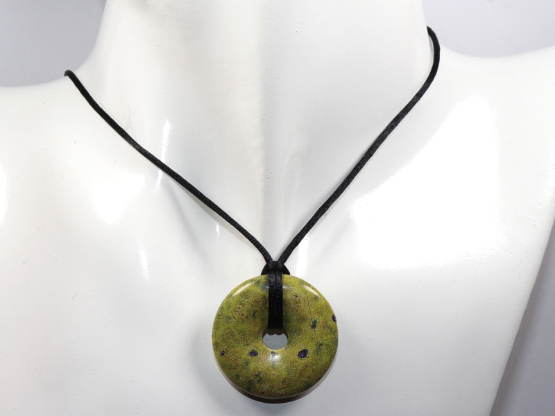 Stichtit in Serpentin mit Band