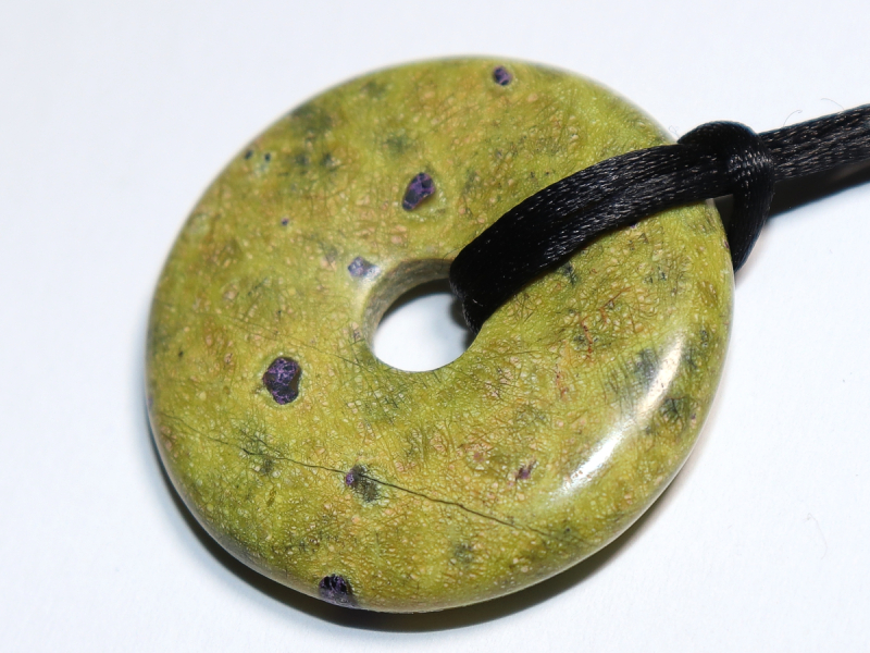 Stichtit in Serpentin mit Band