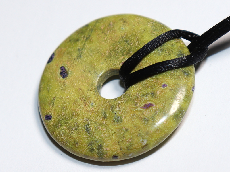 Stichtit in Serpentin mit Band
