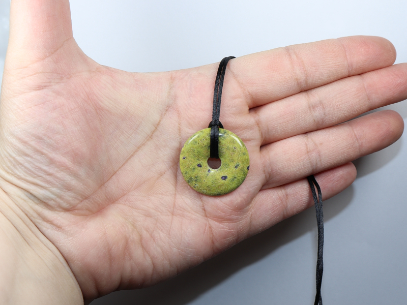 Stichtit in Serpentin mit Band