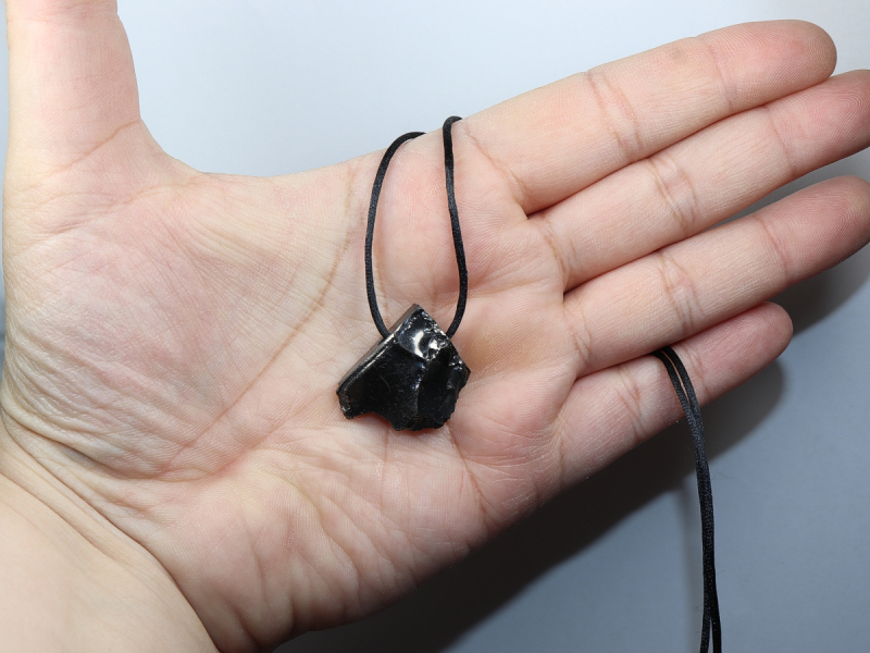 Edel-Shungit mit Band oder Silber 925