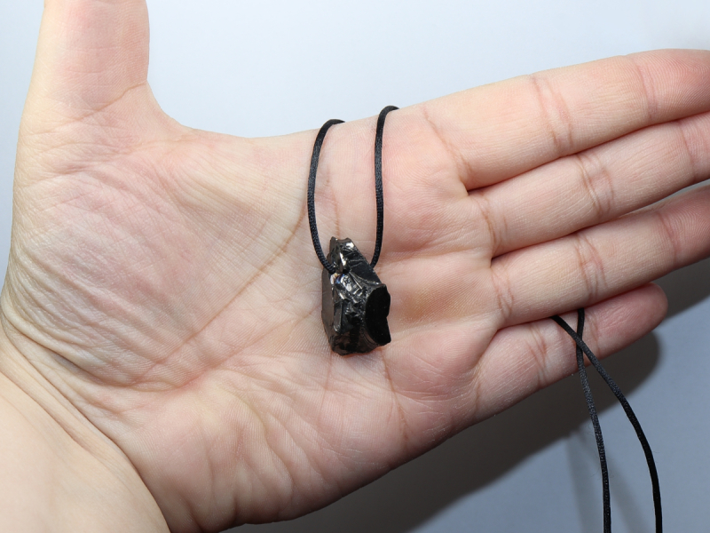 Edel-Shungit mit Band oder Silber 925