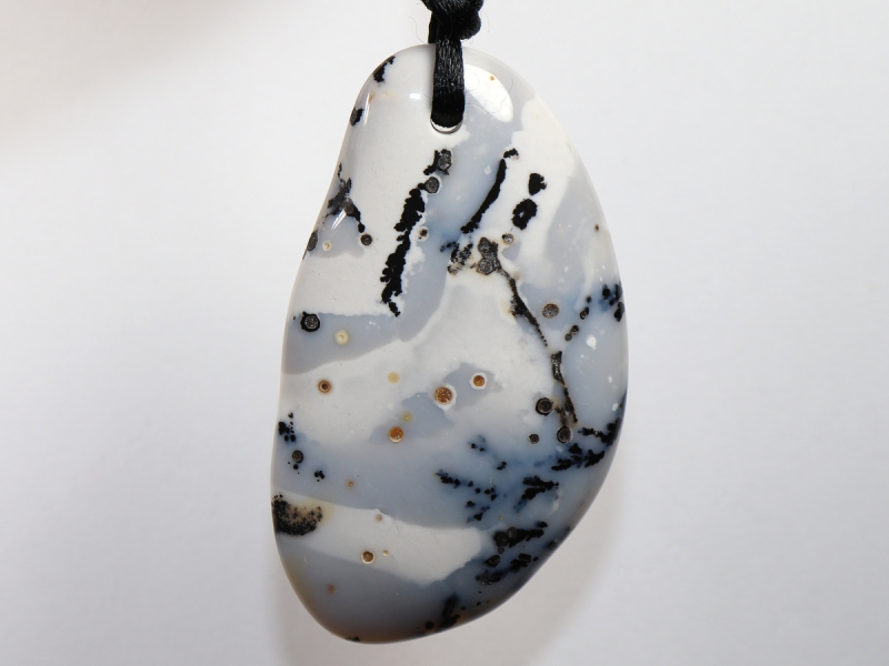 Dendritenopal mit Band