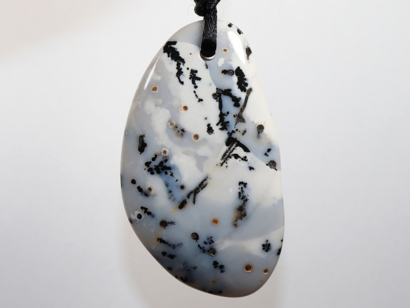 Dendritenopal mit Band