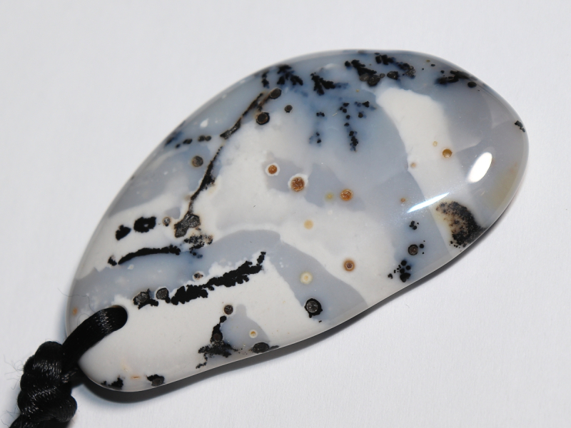 Dendritenopal mit Band