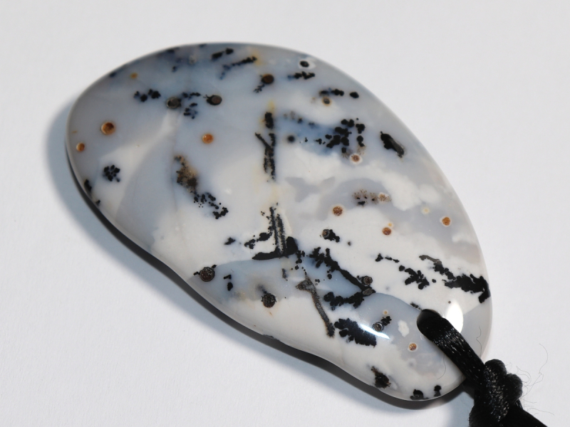 Dendritenopal mit Band