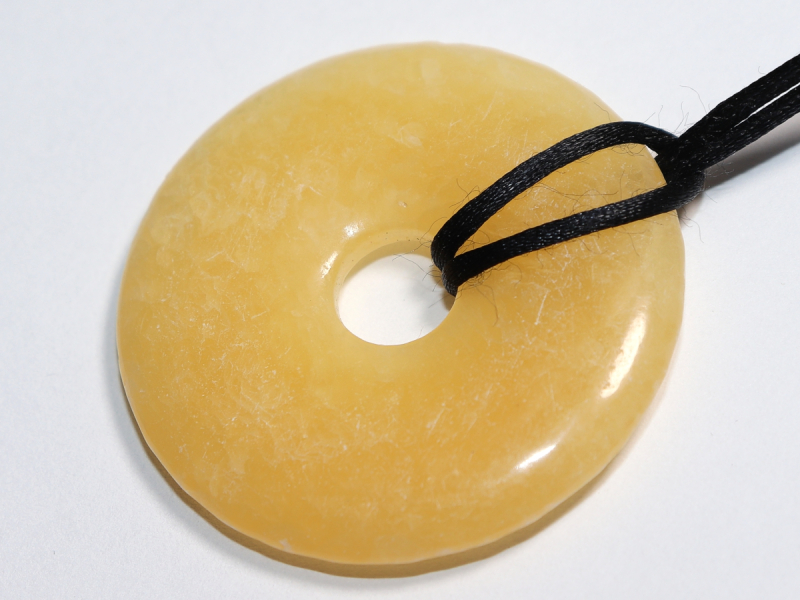 Orangencalcit mit Band