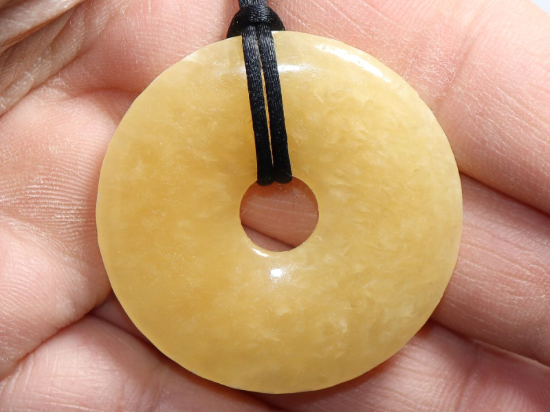 Orangencalcit mit Band