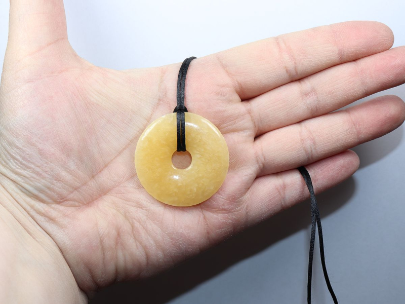 Orangencalcit mit Band