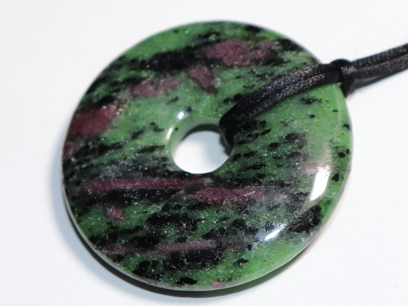 Rubin in Zoisit mit Band