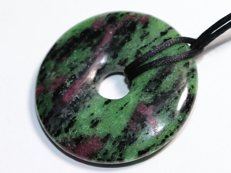 Rubin in Zoisit mit Band