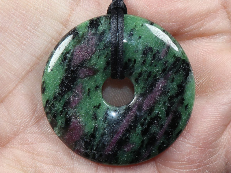 Rubin in Zoisit mit Band