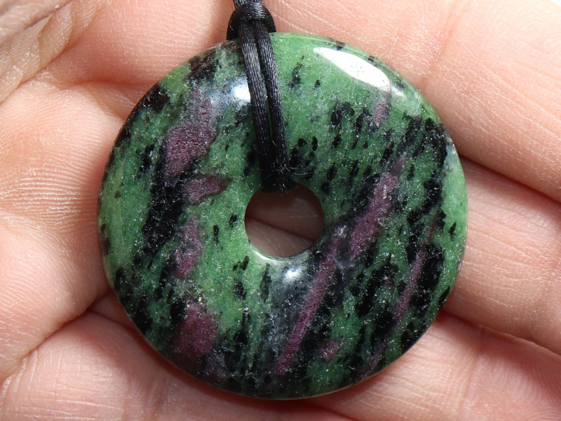 Rubin in Zoisit mit Band