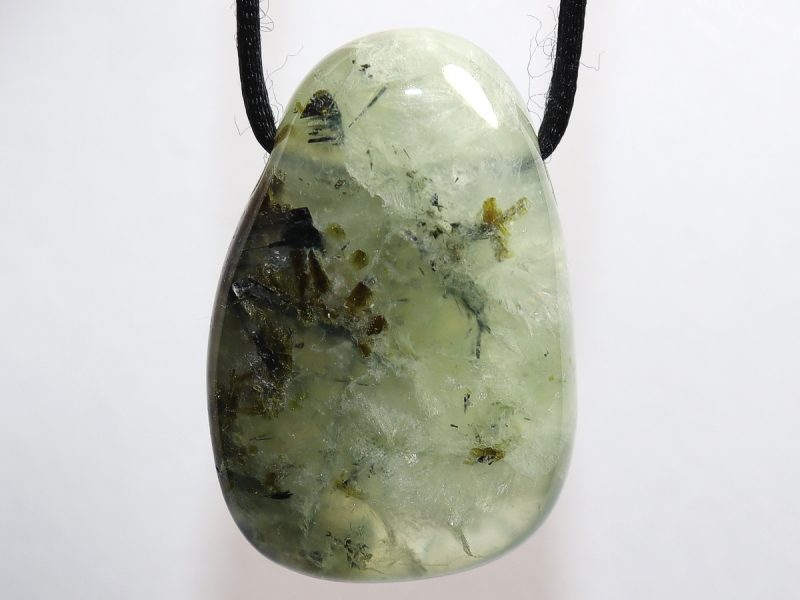 Prehnit mit Epidot mit Band oder Silber 925