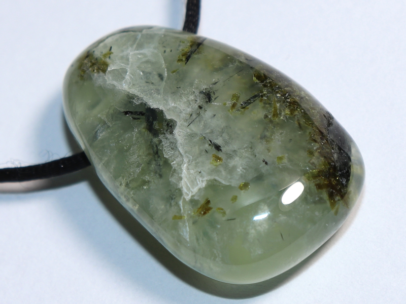 Prehnit mit Epidot mit Band oder Silber 925