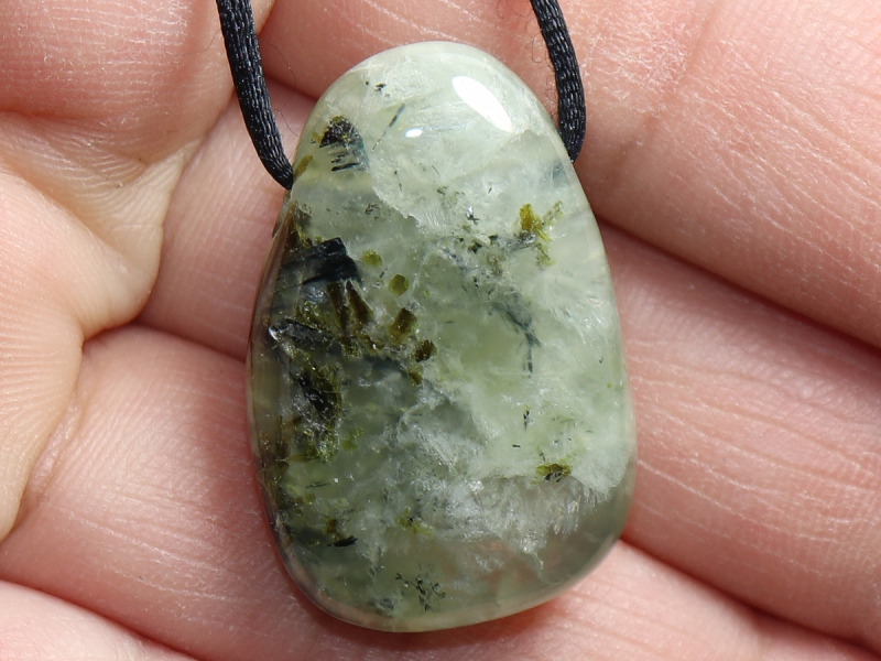 Prehnit mit Epidot mit Band oder Silber 925