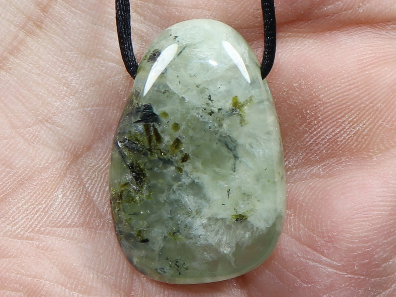 Prehnit mit Epidot mit Band oder Silber 925