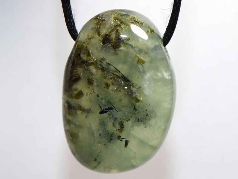 Prehnit mit Epidot mit Band oder Silber 925