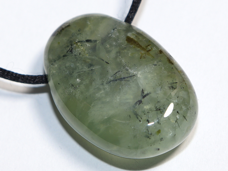 Prehnit mit Epidot mit Band oder Silber 925